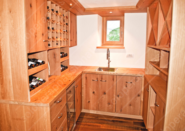  Wine stube in rovere. Arredamento rustico con tavolo secolare in rovere con inserti in resina. Realizzato a Campitello di Fassa